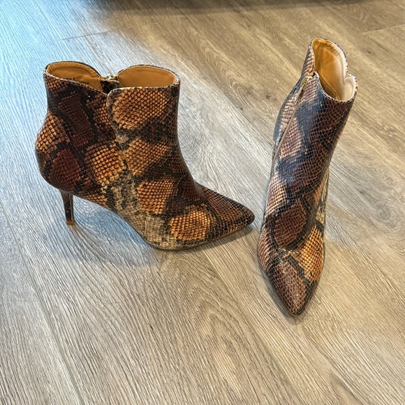 🆕 ZIGI SOHO Savida snake print booties Size 8 - Picture 1 of 6